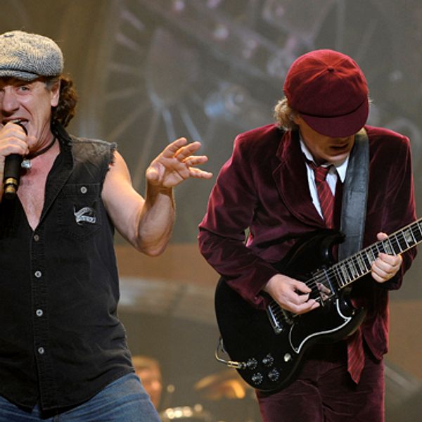Bandets sångare Brian Johnson tillsammans med gitarristen Angus Young.