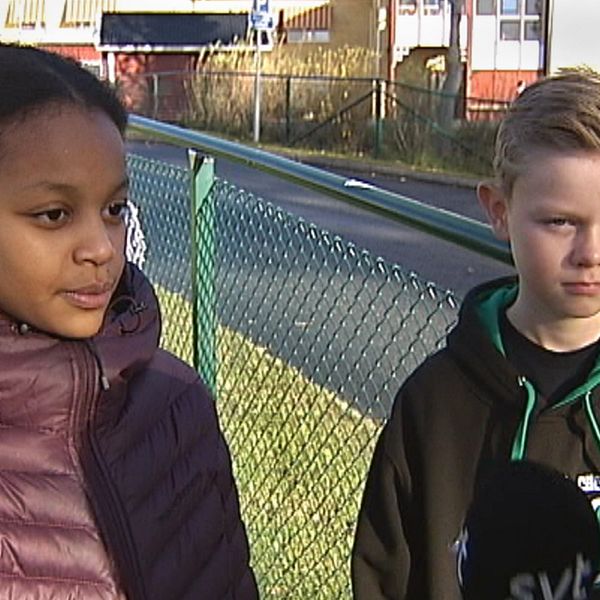 en flicka och en pojke intervjuas utomhus