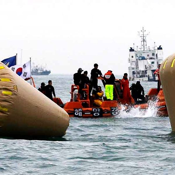 Sydkoreanska flottan söker efter passagerare från den sjunkna färjan Sewol.