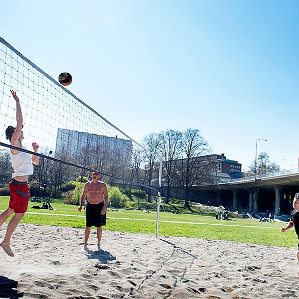James Fitzpatrick och hans lagkamrat Vladi spelar beachvolleyboll med Richard Johansson (th) i Rålambshovsparken i Stockholm på påskdagen. Temperaturen uppmättes till 16 grader under eftermiddagen.