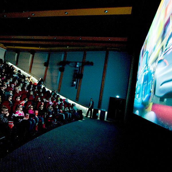 Barn och vuxna provar ser på bio på biografen Sergel på Hötorget i Stockholm. Arkivbild.