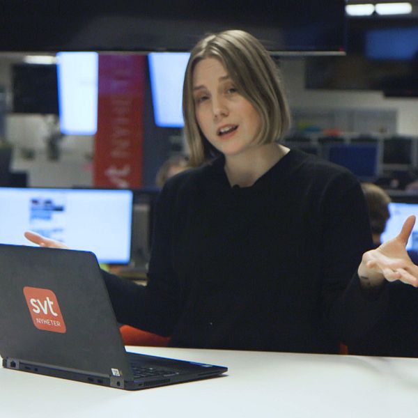 Linnea Carlén är reporter på SVT:s Faktakollen, står på SVT Nyheters redaktion med sin laptop.