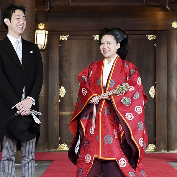 Prinsessan Ayako har gift sig med en man av folket och måste därmed avsäga sig sin titel och lämna den kejserliga familjen. Brudgummen heter Kei Moriya.