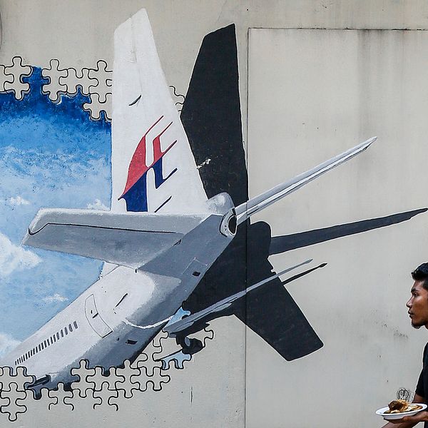 I Shah Alam, utanför Kuala Lumpur, finns denna väggmålning föreställande Malaysia Air-planet som försvann i mars 2014 – och ännu inte har hittats. Arkivbild.