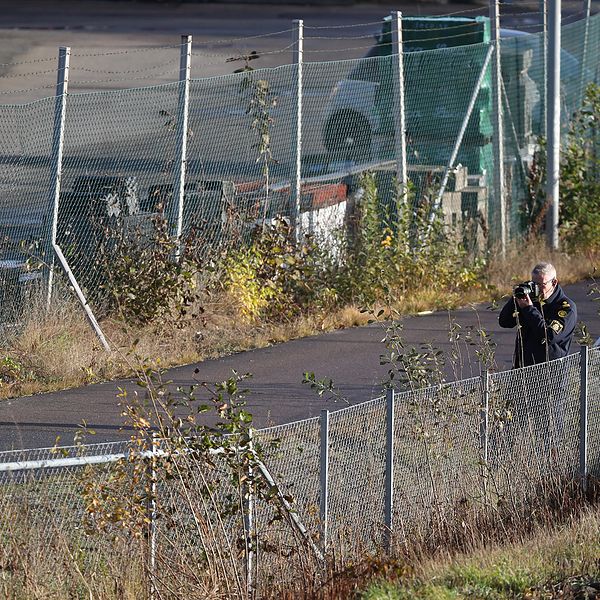 Polisens tekniker arbetar på platsen utanför en festlokal i Mölnlycke utanför Göteborg där en skottlossning inträffade på lördagskvällen.