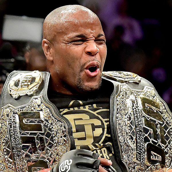 Daniel Cormier, 39, jublar med sina två mästarbälten.