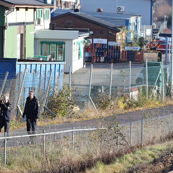 Polisens tekniker undersöker brottsplatsen utanför festlokalen i Mölnlycke.