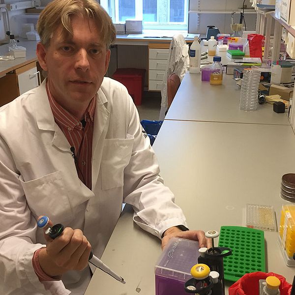 Anders P Håkansson är professor vid Lunds Universitet och arbetar med resistenta bakterier som kan orsaka svåra infektioner hos nyfödda barn.