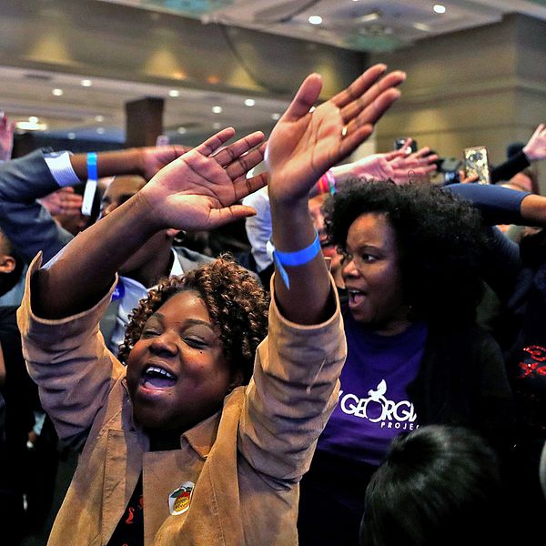 Demokratiska väljare i Atlanta jublar när nya siffror för deras kandidat, Stacey Abrams, rullar in.