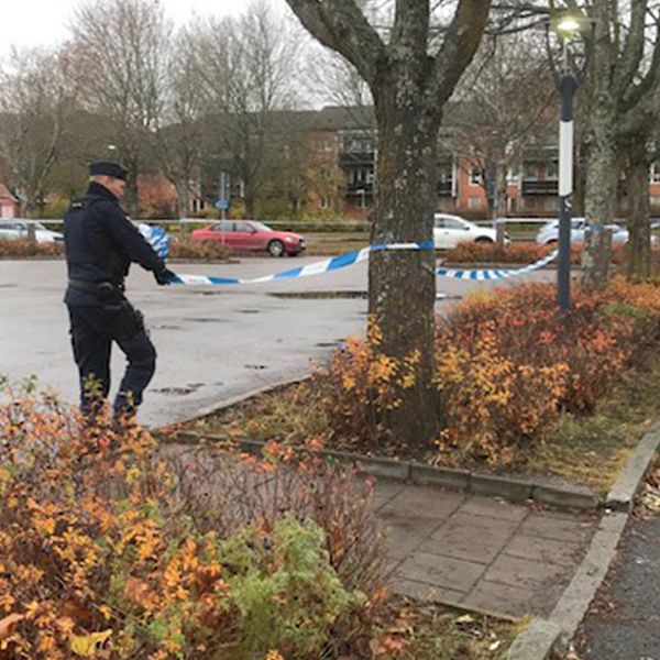 polis tar bort blåvita snören