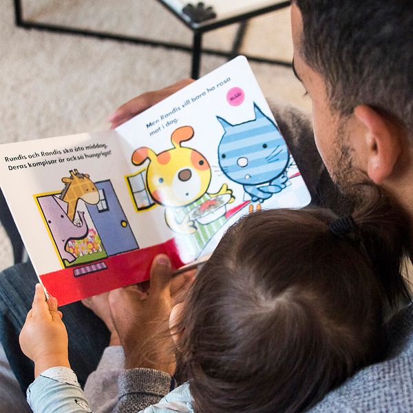 I chatten nedan kan du både dela med dig av tips och lämna en hälsning. Bilden visar en pappa som läser med sitt barn.