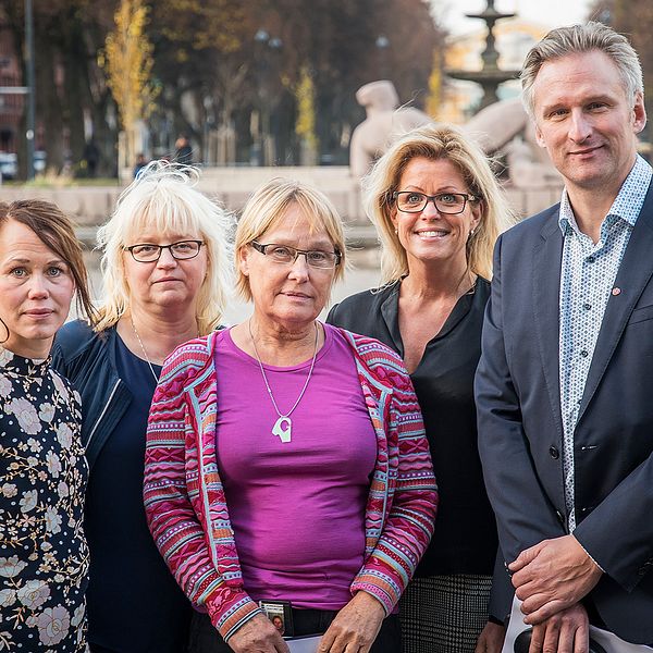 Företrädarna för den nya majoriteten i Gävle: Therese Metz (MP), Helene Åkerlind (L), Margareta Wedin (C), Åsa Wiklund Lång (S) och Jörgen Edsvik (S)
