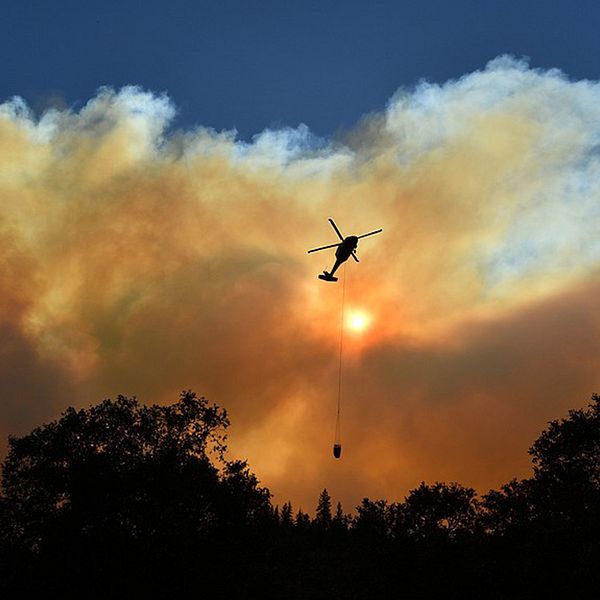 Helikopter över brandområde i Kalifornien.