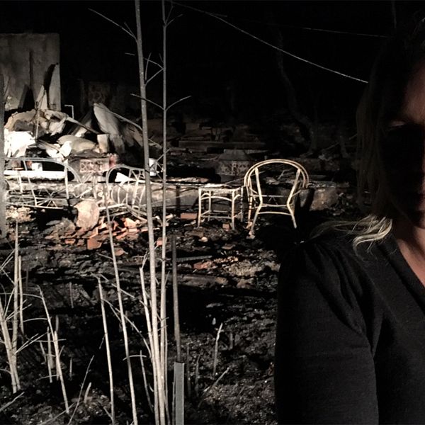 SVT:s USA-korrespondent Carina Bergfeldt på plats i Malibu, norr om Los Angeles, där en av bränderna orsakat omfattande skador