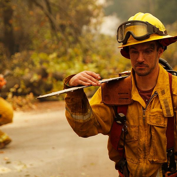 En av många brandsoldater som jobbat hårt i spåren av den svåra branden i Butte county, här i den helt nedbrända staden Paradise