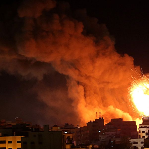Israeliskt flyg har bombat mål inne i Gaza. Hamas har svarat med raketbeskjutning av mål i Israel.