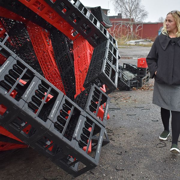 Open arts Elin Persson passerar resterna av ett av konstverken.