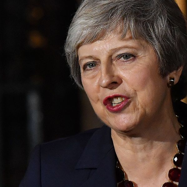 Storbritanniens regering godkänner förslaget till utträdesavtal som förhandlats fram med EU, säger premiärminister Theresa May.