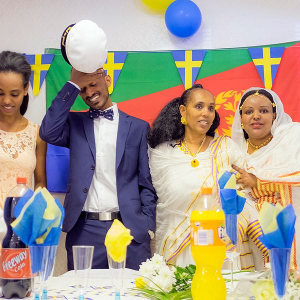 eritreansk familj på studentfest med svenska flaggor