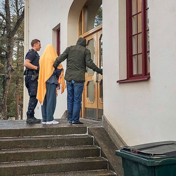 En av de misstänkta smugglarna förs in i Hudiksvalls tingsrätt inför en häktningsförhandling.