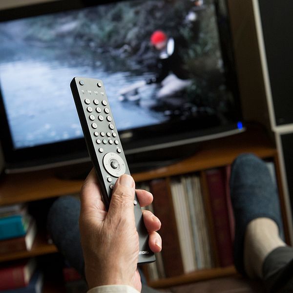 En man som titta på tv