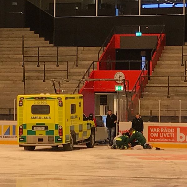 Ambulans på isen under Modo-match