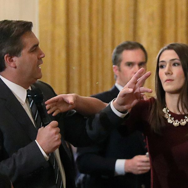 CNN-reportern Jim Acosta när han vägrar lämna mikrofonen ifrån sig och vill ställa en fråga till under presskonferensen med Donald Trump.