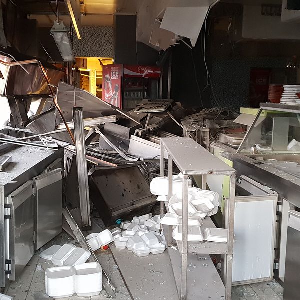 Stor förödelse i restaurang efter bomb