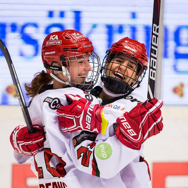 Modos Lauren Wildfang jublar tillsammans med Michela Cava efter att ha gjort 3-2 under ishockeymatchen i SDHL mellan Brynäs och Modo den 19 september 2018 i Gävle.
