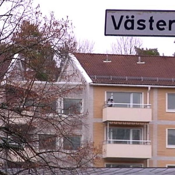 Tidig i morse utsattes en man i 20-årsåldern för rån i Eriksberg av tre maskerade män.