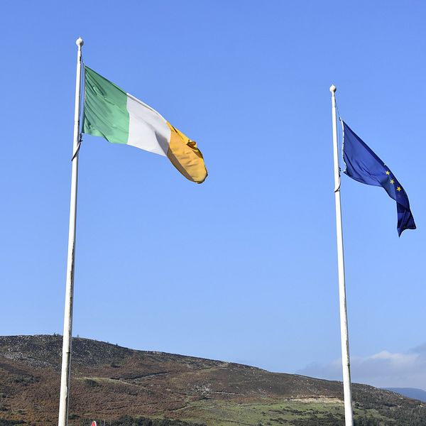 Irlands och EU:s flagga vajar över gränstrakterna mellan Irland och Nordirland.