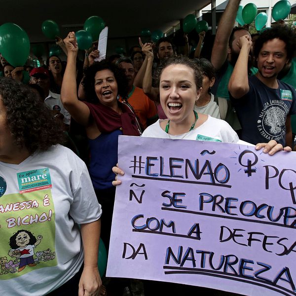 Demonstranter protesterar mot Brasiliens högerpresident Jair Bolsonaro.