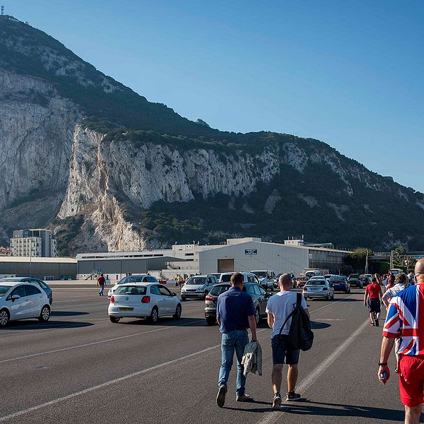 Gibraltar-klippan bildar en ikonisk siluett i det lilla avgränsade brittiska territoriet längst ner i södra Spanien