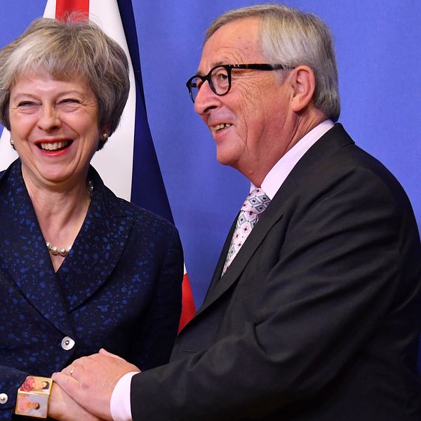 På bilden syns Jean-Claude Juncker, ordförande för EU-kommissionen, och Storbritanniens premiärminister Theresa May.