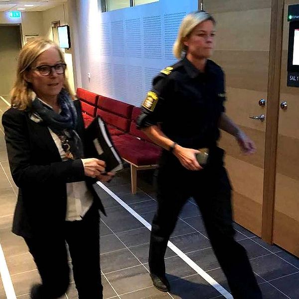 Chefsåklagare Marina Amonsson på väg in till häktningsförhandlingen.