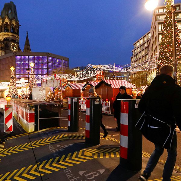 Berlin har satsat 25 miljoner kronor på säkerhetsbarriärer runt julmarknaden som utsattes för ett terrordåd 2016.