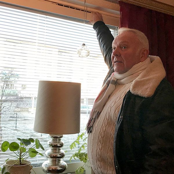 Gert Olsson i Timrå försökte stänga ventilationen till lägenheten på grund av flisbrandslukten för att kunna sova under onsdagsnatten.
