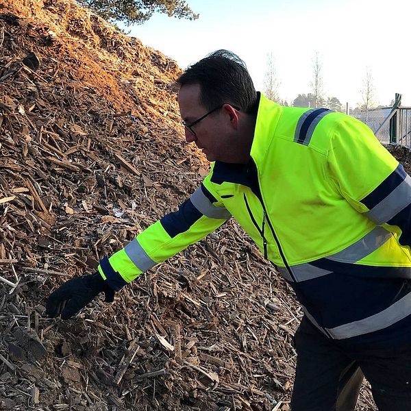 – Det är det här materialet som brinner, berättar Per Grankvist, regionchef för Veolia som är delägare i Sebnor Recycling i Timrå.