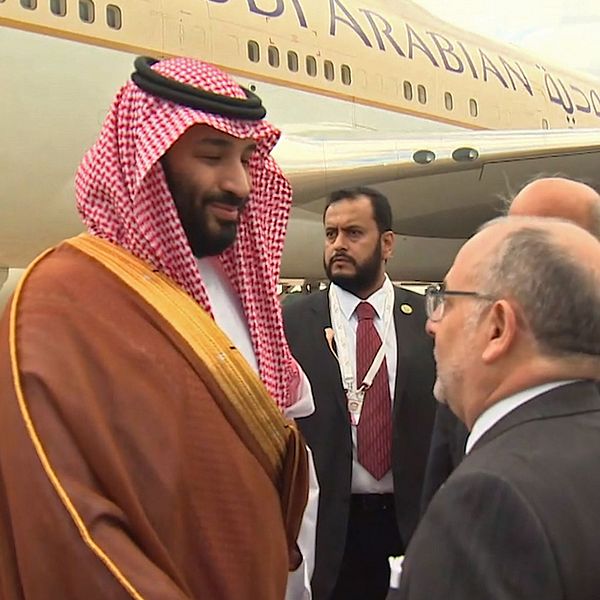 Mohammed bin Salman landar i Argentina inför G20-mötet och tas emot av landet utrikesminister Jorge Marcelo Faurie.