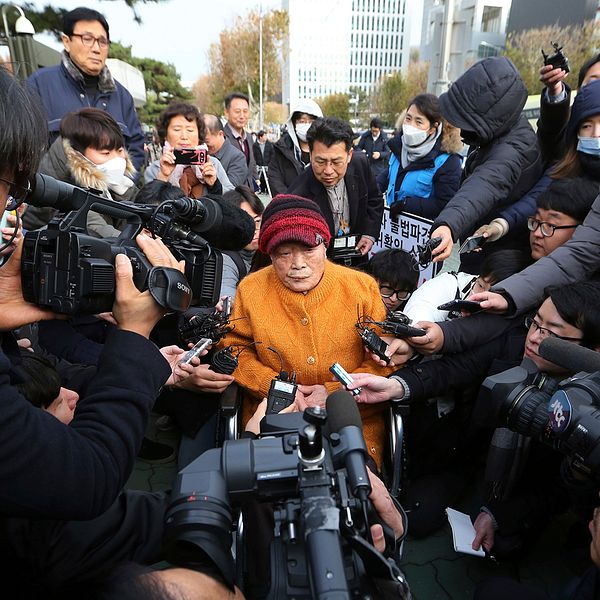 90-åriga Kim Seong-ju, i stickad brandgul tröja, mötte pressen utanför högsta domstolen i Seoul, Sydkorea, under torsdagen.