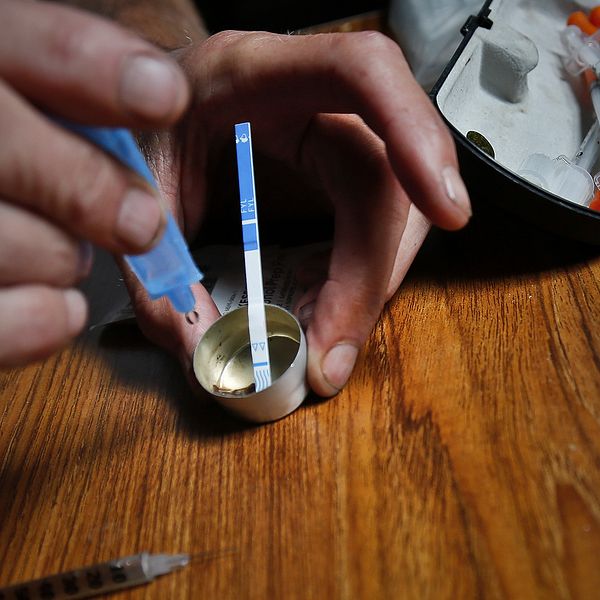 En missbrukare testar heroin för att dubbelkolla att det inte är kontaminerat.