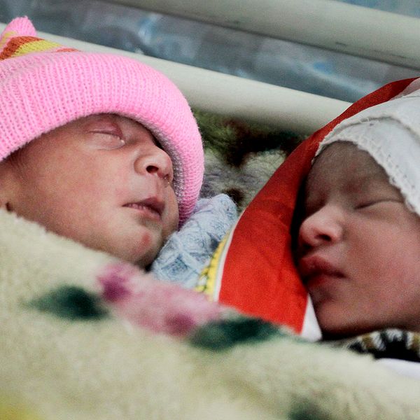 Två nyfödda bebisar i Kabul, huvustad i Afghanistan – ett av de länder där vaccinationspersonal har svårt att nå ut till befolkningen