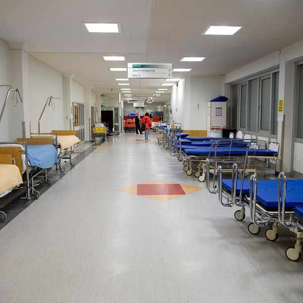 Tomma sjukhussängar i en korridor.