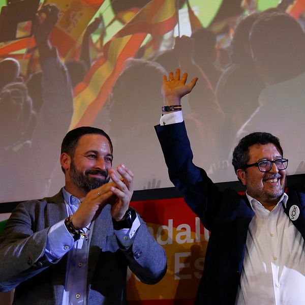 Vox-ledaren Santiago Abascal och den regionale kandidaten Francisco Serrano firar efter söndagens val i Andalusien.