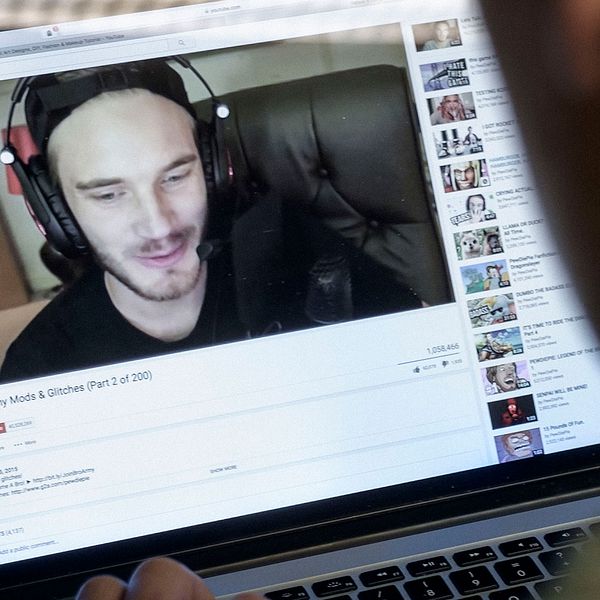 En person tittar på ett av Pewdiepies Youtubeklipp på en dator