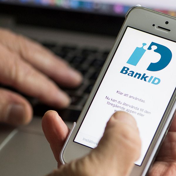 En man betalar räkningar digitalt på nätet med hjälp av bank-id.