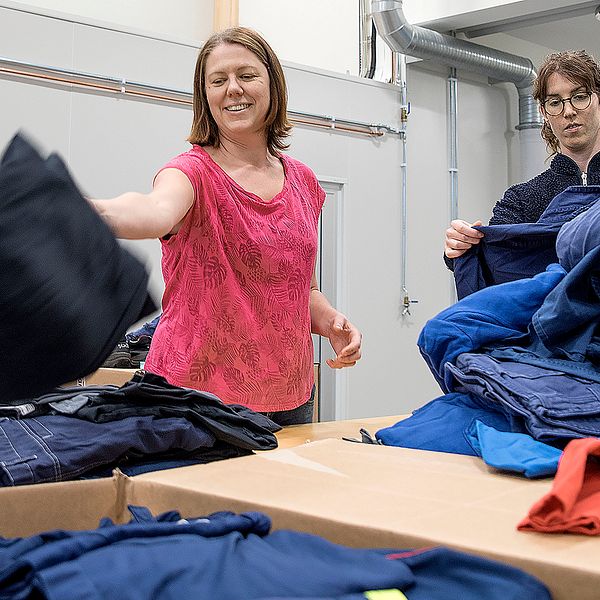 Projektledare Susanne Eriksson och sorteringsledare Tove Runefelt sorterar textilier