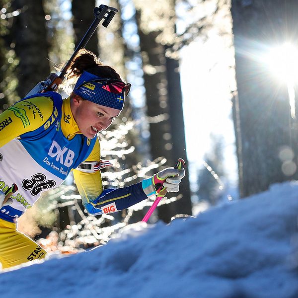 Linn Persson under lördagens skidskyttesprint.