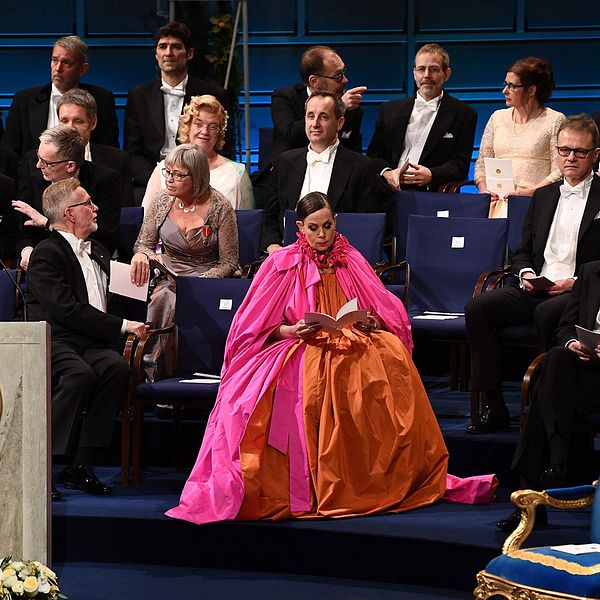 Sara Danius på scenen under Nobelgalan tillsammans med medlemmar i Nobelstiftelsen.