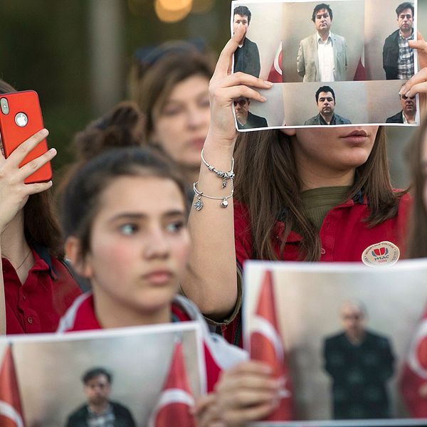 Elever vid en Gülenskola i Kosovo protesterar mot att deras lärare deporterats till Turkiet i mars i år. Arkivbild.
